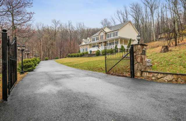 191 WRENS VIEW - 191 Wrens View Lane, Shannondale, WV 25425