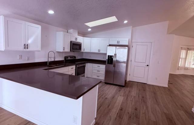 Single story 3 Bed Room 2 Bath 2 Car Garage ,AC in the home Gallery 4