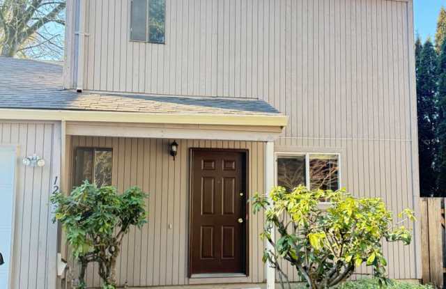 Bright & Beautiful Townhome- Fully Remodeled Kitchen and Bathrooms - Spacious Yard! photos photos