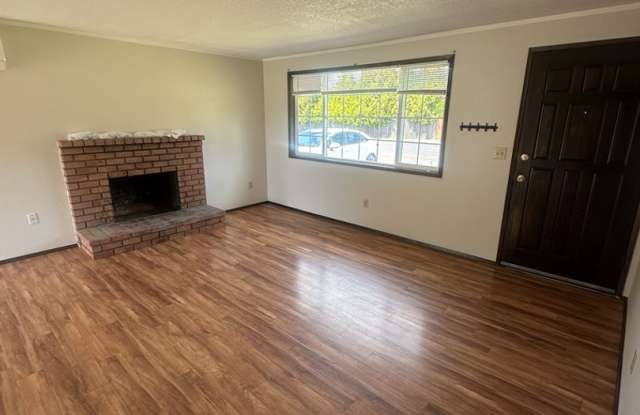 Simple Living with large fenced back yard Gallery 4