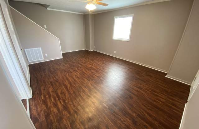 405 W Outer Dr Gallery 3