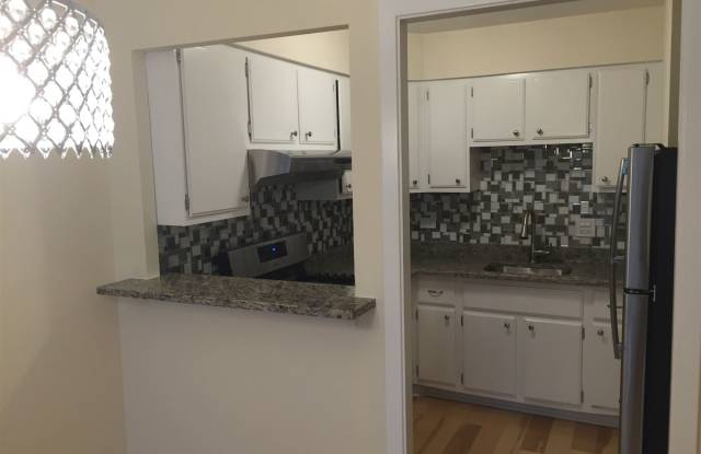 561 W Stratford Pl Apt 2A Gallery 2