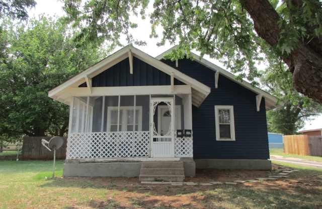 Cute Bungalow with a screened in front porch - 313 North Indiana Street, Weatherford, OK 73096