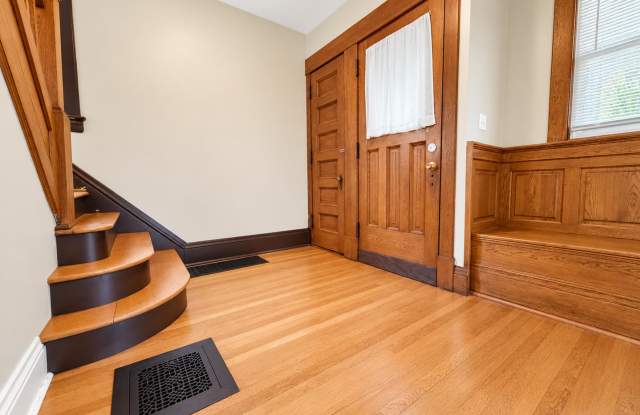 Available NOW! Large 4 bedroom 1 bath house in Dayton's Bluff area!! Gallery 4