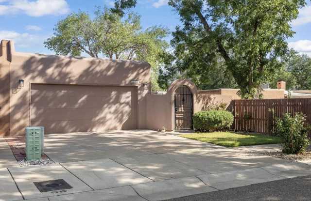 Adorable Townhome, 2 Master Bedroom Suites to Patio Living Gallery 1