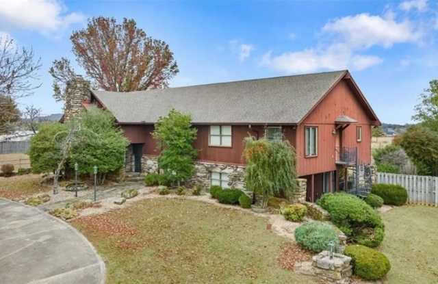 Large home with shop buildings on 10 acres with Lease to Purchase option Gallery 4
