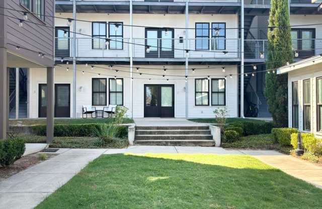 UPSCALE 2 BED/1.5 BATH APARTMENT IN THE HEART OF SAVANNAH! Gallery 1