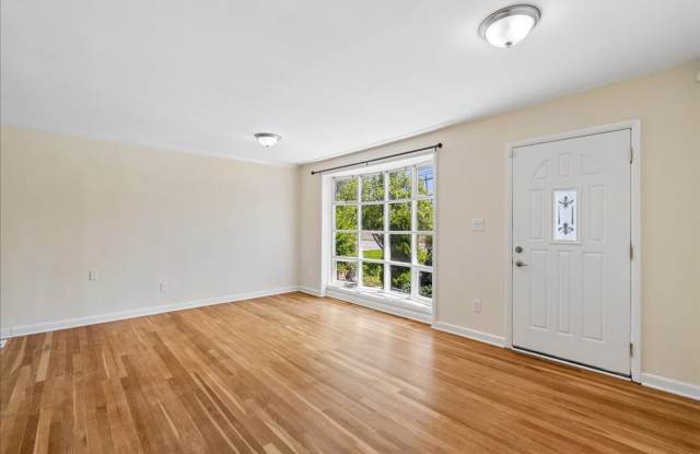 Perfectly Located Single Family Home in Silver Spring Gallery 3