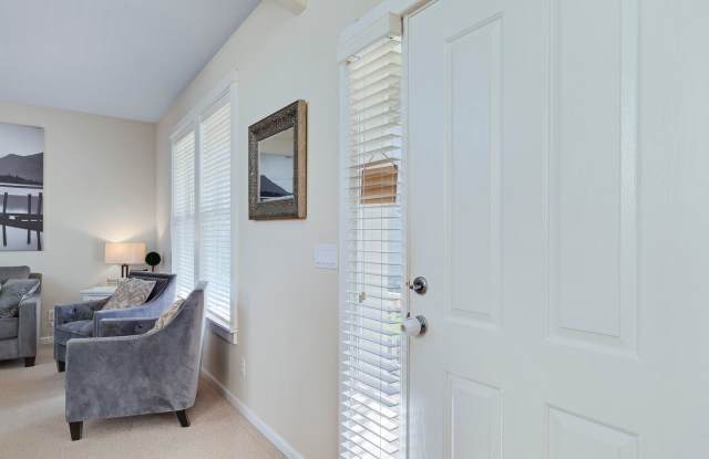 Lovely 4 bedroom home with neighborhood pool Gallery 4