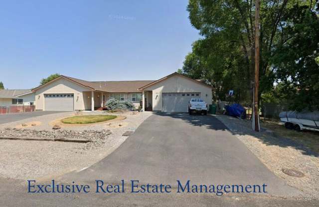 2 Bedroom Duplex with Garage - 5867 Denver Avenue, Altamont, OR 97603