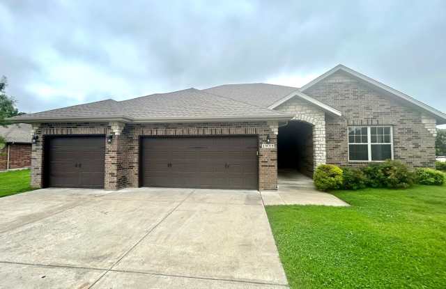 Fully Fenced 4 Bedroom Home - Pearson Park/Strafford MO $500 Move In Credit Gallery 1