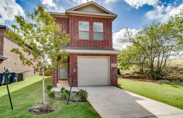 Four bed house in Parkway Square, Edmond schools Gallery 1