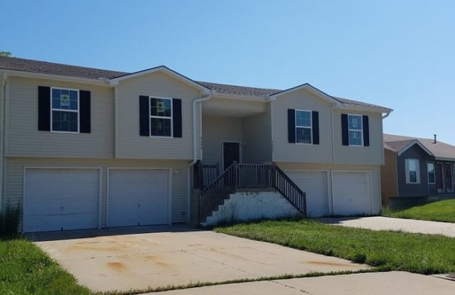 9002 Northeast 73 Street - 9002 NE 73 St, Kansas City, MO 64158