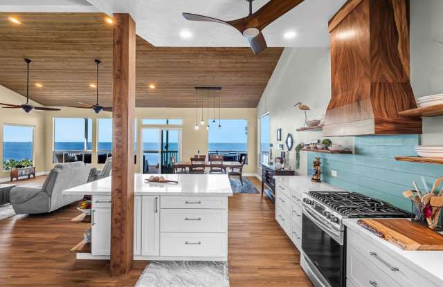 4 Bedroom, 3 Bath, Furnished, Panoramic Coastline Sunset Views Gallery 4