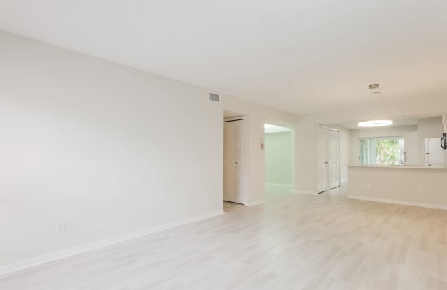 2 beds + den 2 bath condo, just 2.5 miles from the beach! photos photos