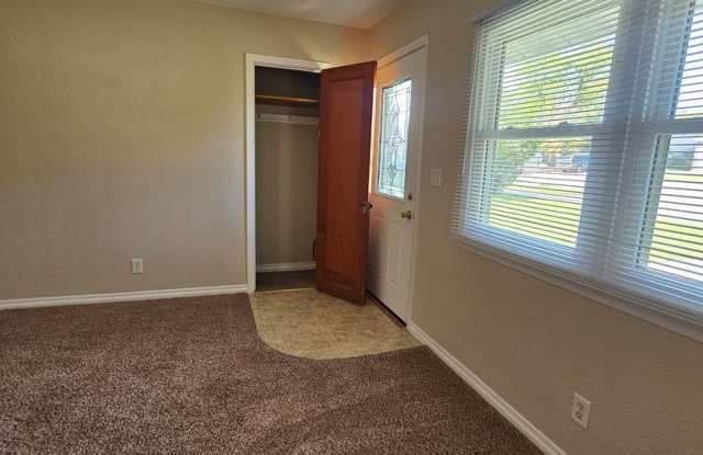 4 BED | 1 BATH | SINGLE-LEVEL LIVING| SOUTH Gallery 4