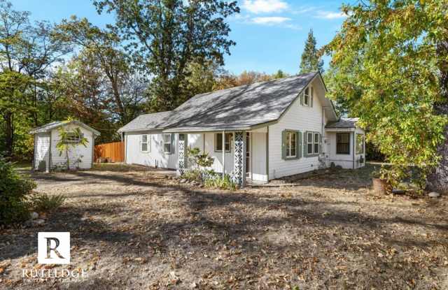 Beautiful 3 Bedroom Home on 1.25 Acres in Shady Cove Gallery 1