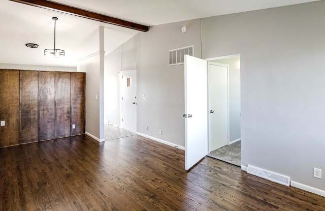 Top-Floor 2-Bedroom Apartment with Vaulted Ceilings! Gallery 1
