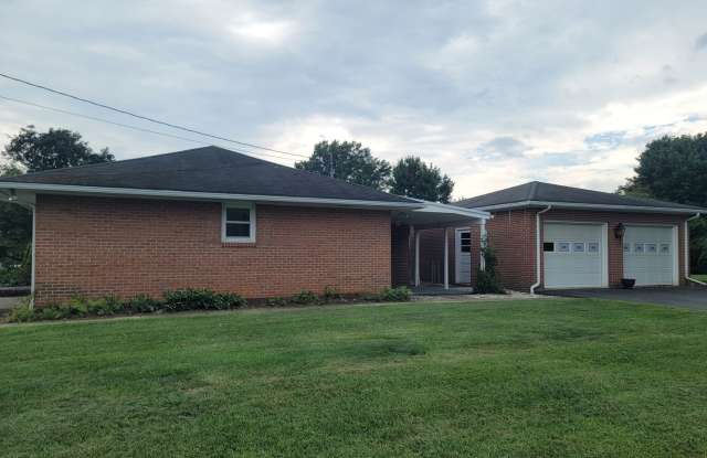 Single Family Living w/ Garage & Yard Gallery 3