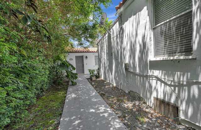 1044 SW 13th Ct Gallery 3