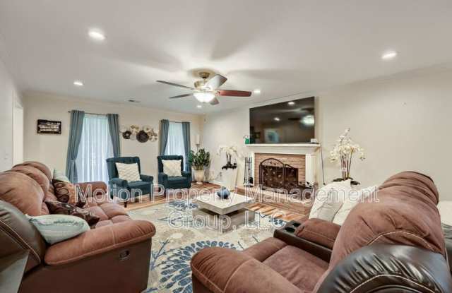 1186 Crestbrook Dr SW Gallery 2