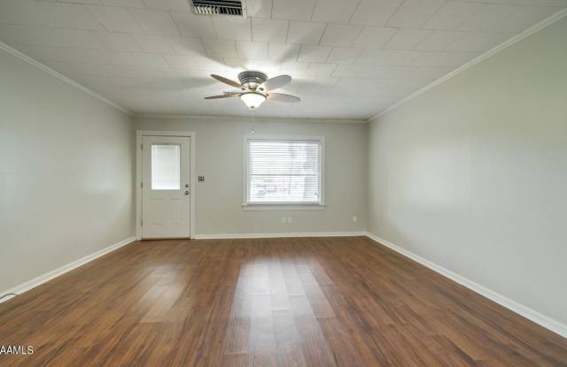 216 E Milton Avenue Gallery 3