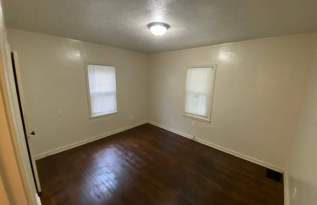 Beautiful 2 Bedroom with Hardwood Floors - 320 East Siebenthaler Avenue, Dayton, OH 45405