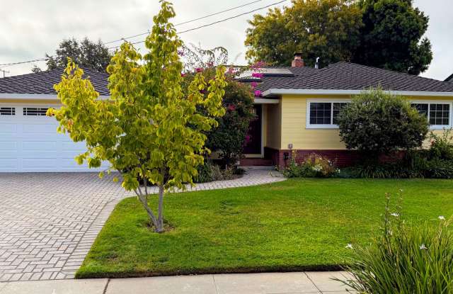 3BD/3BA - Beautifully Remodeled Glenmoor Home with Sparkling Pool and 2 Car Garage Gallery 1