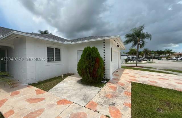 14305 SW 182nd Ter Gallery 3