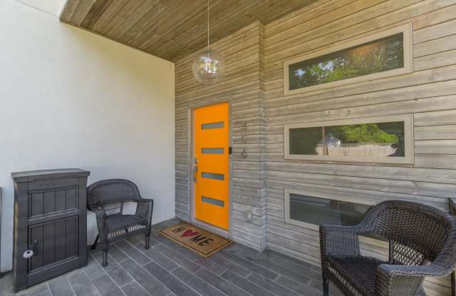 406 East Side Ave SE - Full HouseMain Gallery 4