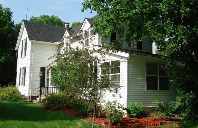 Updated 3bed / 3bath farmhouse. Nice Location. photos photos