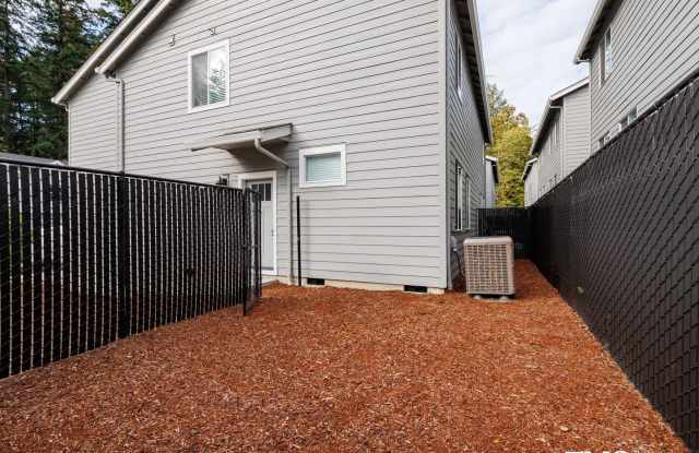 * Cute 3 Bedroom/2.5 Bath W/ Garage Now Leasing * Gallery 4
