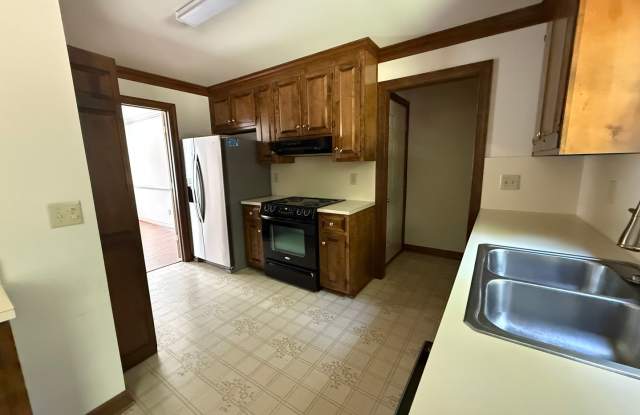 Single Family home in Williamsburg! Available NOW! Gallery 3