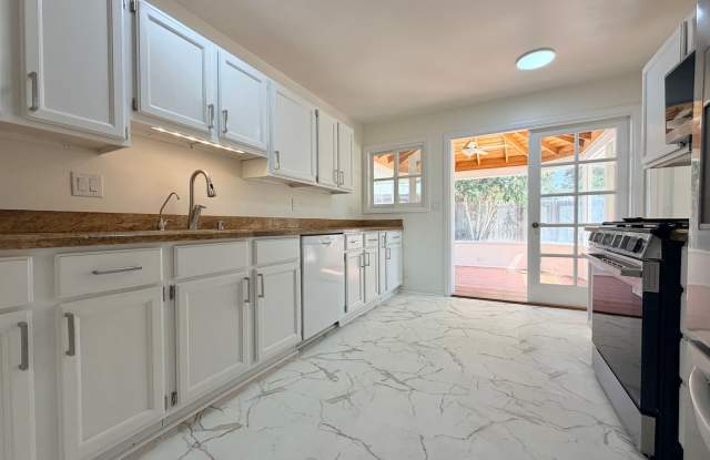 Welcome to the Oaks Charming 3-Bedroom Home in a Private Oasis Setting Gallery 4