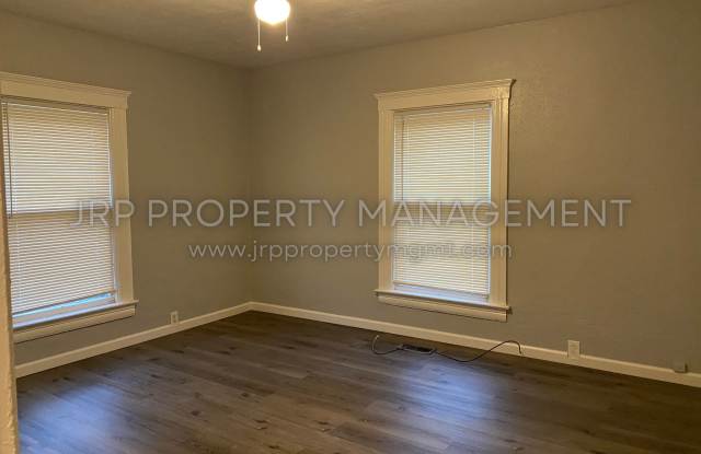 1106 West Michigan Avenue - Upper - 1106 West Michigan Avenue, Jackson, MI 49202