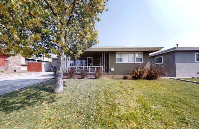 Large 7BD/3BA House in a Prime Area, Great Yard! Gallery 3