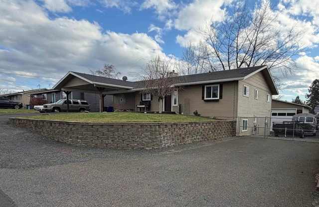 Huge Pet-Friendly Orchards House photos photos