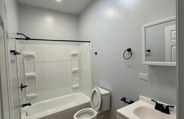 Updated 2 Bed 2 Bath Near Downtown Gallery 3