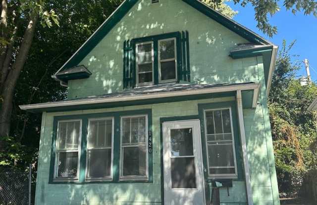 Large 2 bedroom house $675 - 1420 5th Avenue North, Fort Dodge, IA 50501