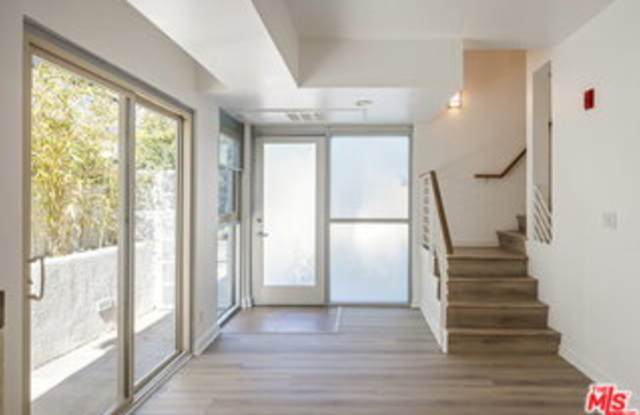 823 North Martel Avenue Gallery 2