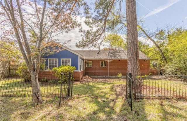 Charming 4 Bedroom Cottage - Recently Updated! photos photos