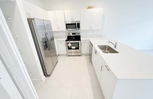 13302 Southwest 286th Street - 13302clientes@realtymiamigroup.comHOA PINE VISTA Gallery 2