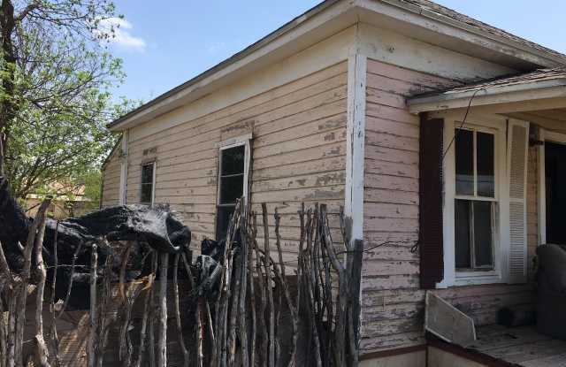 803 S Neches Street Gallery 2
