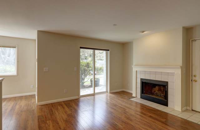 Lovely Ground Floor 2 Bedroom/1.75 Bath Lynnwood Condo! Gallery 3