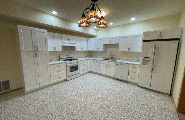 Spacious and Updated 2 Bedroom plus den Apartment. Now includes a $300 Move In Credit!! Gallery 1