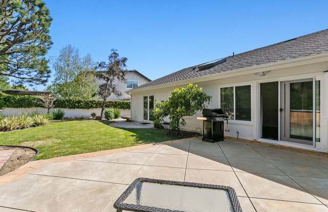 Beautifully Furnished Designer Single-Level 3 Bedroom Home with Lake Mission Viejo Access! Gallery 4