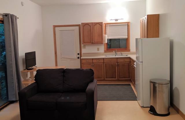 ***SCHOOL YEAR RENTAL ONLY AUG 15TH - MAY 15TH *** photos photos
