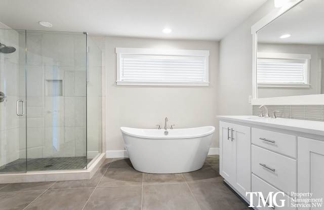 Beautiful 4-Bedroom Home in Camas with Modern Living Gallery 3