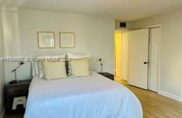6424 Collins Avenue Gallery 3