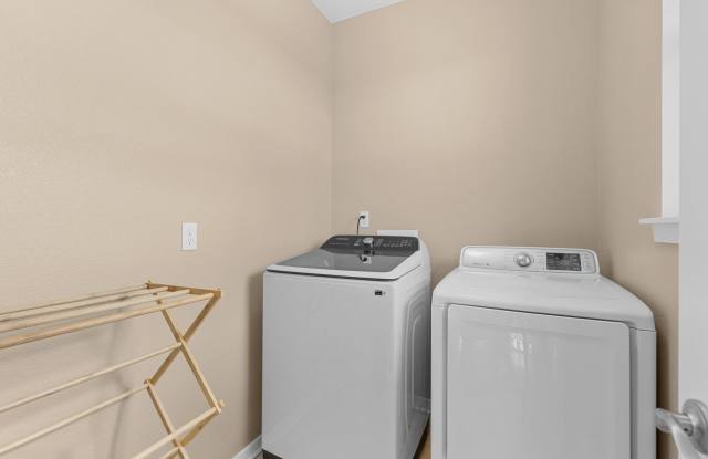 Stunning 2-Bedroom, 3-Bathroom Townhome with Rooftop Deck and Mountain Views Gallery 4